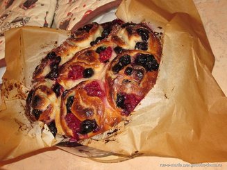 Праздничные булочки с летними ягодами