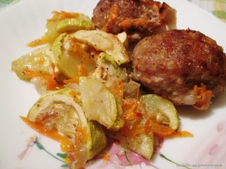 Нежные мясные шарики с кабачком в духовке.