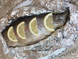 Форель, запеченная с лимоном и зеленью