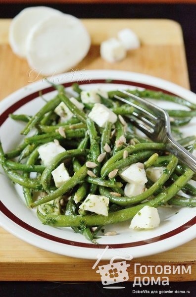 Тёплый салат из зелёной стручковой фасоли с моццареллой фото к рецепту 1