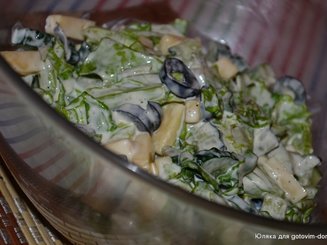 Огуречный салат с маслинами и сыром
