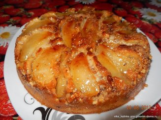 Яблочный пирог с орехами, изюмом и карамелью