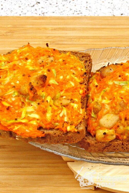Горячие бутерброды с мясом, кабачком, морковкой, сыром и зернистой горчицей