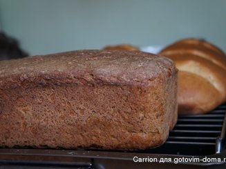 Хлеб со смешанной мукой и семечками на ржаной закваске