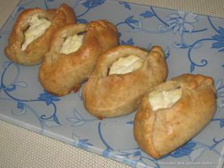 Открытые пирожки с сыром и зеленью