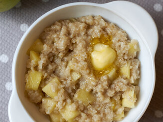 Овсяная каша с жареными яблоками