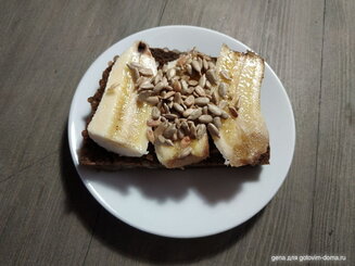 Постный перекус (не сладкий с авокадо и помидорами и сладкий с вареньем и семечками)