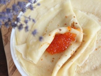 Французские блинчики с камамбером и инжирной горчицей