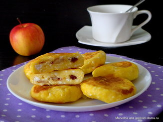 Сырники с начинкой из яблок и изюма