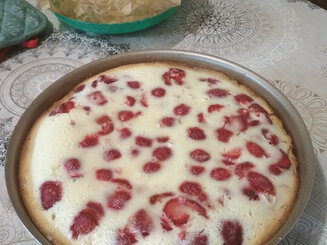 Заливной Пирог с Клубникой и Кремом на Сметане
