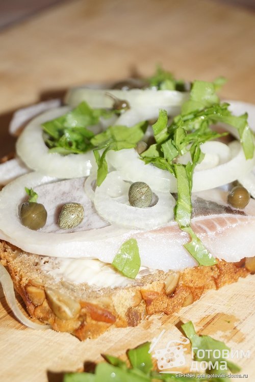 Smørrebrød - Датский бутерброд с селёдкой и каперсами