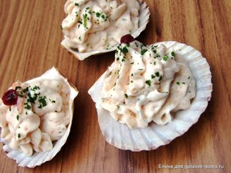 Пена из копченого лосося с соусом из лайма