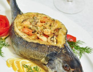 Дорадо, фаршированная жюльеном из морепродуктов