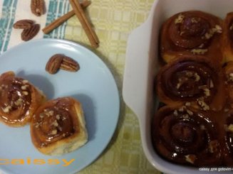 Булочки с корицей, карамельным соусом и орехами пекан