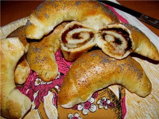 Дрожжевые рогалики с маком и кунжутом