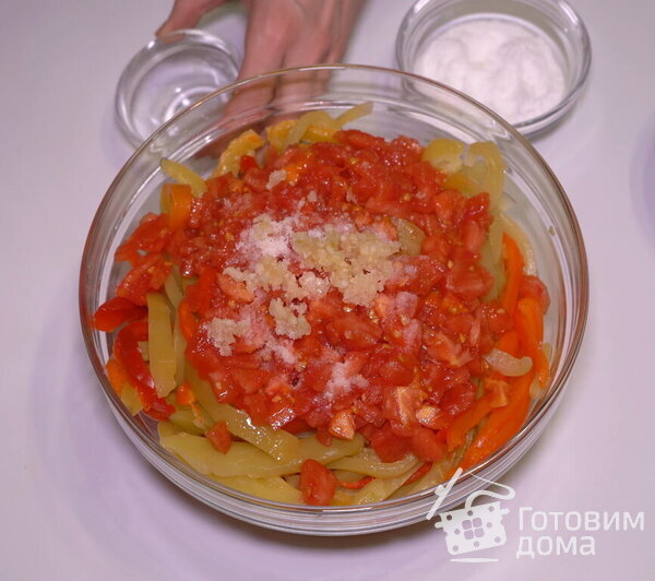 Полезный салат из разноцветных перцев фото к рецепту 9
