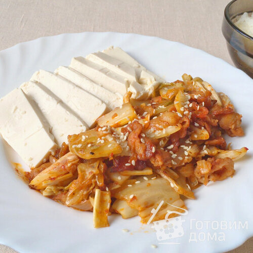 Тофу Кимчи - острая жареная свинина по-корейски
