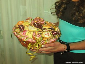 Корзинка с сахарными булочками и мармеладом