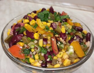 Салат с солёными огурцами и овощами без майонеза