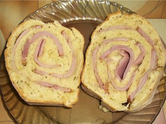 Пикантный кекс с салями, оливками и сыром