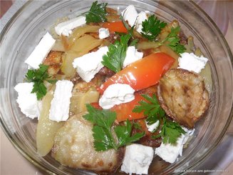 Салат из кабачков и перца с фетой и мятой