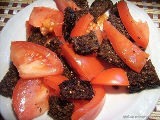 Салат из помидоров с прованскими крутонами