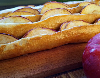 Десерт "Слоеные палочки с яблоком"