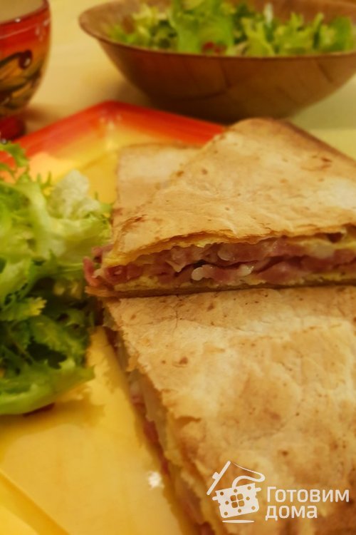 Лаваш с яйцом,  ветчиной и сыром
