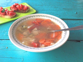Уха с картофелем и помидорами