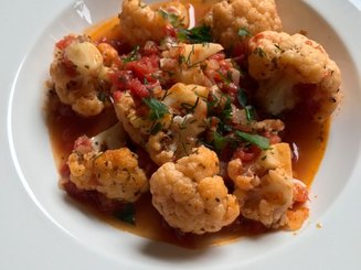 Цветная капуста, тушенная с томатами