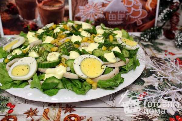 Новогодний салат с кальмарами и кукурузой фото к рецепту 5