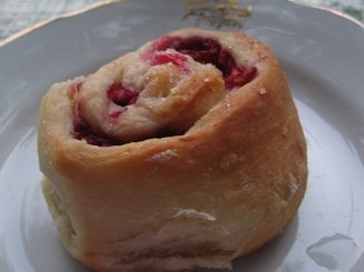 Праздничные булочки с летними ягодами
