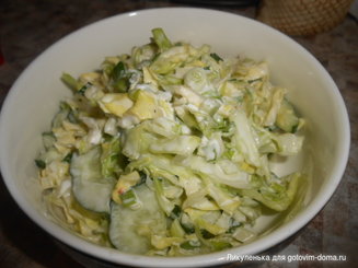 Салат с молодой капустой и огурцами