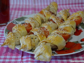 Куриные шашлычки в слоёном тесте