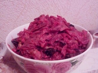 Салат из свеклы, чернослива, грецких орехов