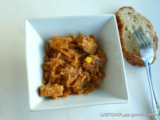 Капуста тушеная с мясом и кукурузой