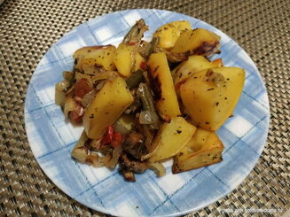 Картофель маринованный и запеченный в духовке с овощами