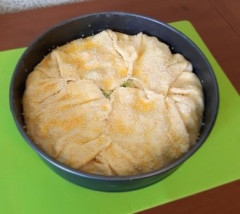 Пирог из слоёного теста с брокколи и крабовыми палочками. фото к рецепту 4