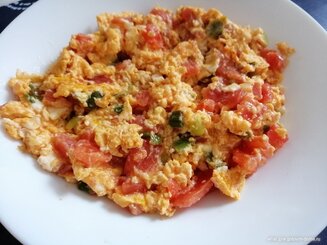 Яичница с помидорами