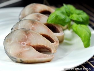 Соленая скумбрия с черносливом