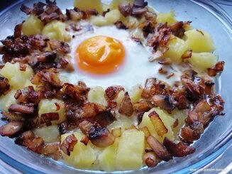 Яйца, запеченные с картофелем и грибами