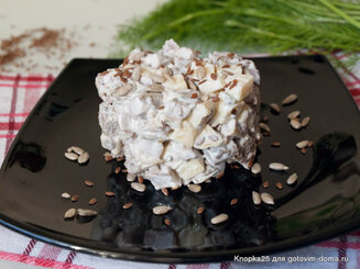 Салат из курицы с сыром и сухариками