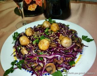 Салат из красной капусты с грибами