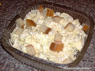 Хрустящий салат из пекинской капусты с сыром и сухариками