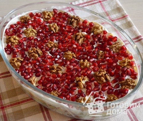 Салат из курицы с орехами и гранатом