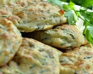 Кабачково-сырные оладьи, запечённые в духовке