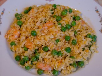 Рис с креветками и зеленым горошком
