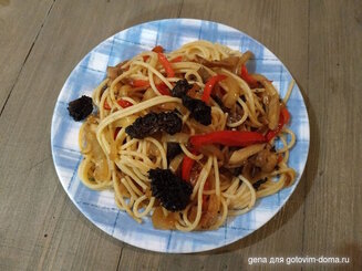 Лапша с говядиной и перцем