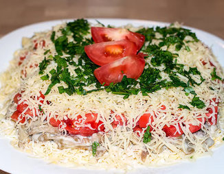 Загадочный салат из баклажанов с сыром и помидорами