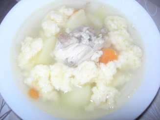 Бульон с клецками из сыра
